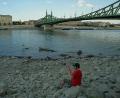 Bild: Bela Szandelszky/AP/dpa
In Budapest führt die Donau wenig Wasser - Relikte aus der Vergangenheit kommen zum Vorschein.