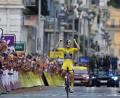Bild: Philippe Magoni/AP/dpa
Vollering feiert ihren Tour-Sieg.