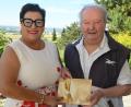 Bild: Gerhard Franz
Bernhard Popp feierte seinen 90. Geburtstag, wozu ihm Bürgermeisterin Birgit Fruth gratulierte und als Geschenk einige Euros Amberger Stadtgeld überreichte.