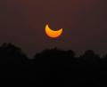 Bild: K.M. Chaudary/AP/dpa
Eine partielle Sonnenfinsternis vor Sonnenuntergang in Pakistan. (Archivbild)