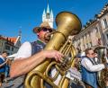 Bild: Armin Weigel/dpa
Die Polizei musste am turbulenten ersten Gäubodenvolksfest-Wochenende mehrfach ausrücken.