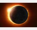 Bild: Handout / Berlin/Esa/dpa
Künstlerische Darstellung einer Sonnenfinsternis. Der Mond steht genau vor der Sonne, so dass sein Schatten auf die Erde fällt.
