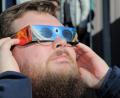 Archivbild: Wolfgang Steinbacher
Ein Tipp für die partielle Sonnenfinsternis am 12. August: Bitte nur mit "Sofi-Brille" in die Sonne schauen – so, wie es Besucher der Sternwarte Ursensollen im Oktober 2022 gemacht haben.