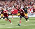 Bild: Daniel Löb/dpa
Mohamed Alì Zoma (M) ist für den 1. FC Nürnberg Gold wert.