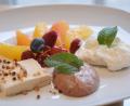 Bild: Gabi Schönberger
Das Dessert von Menü 2: Helles und dunkles Mousse au Chocolat mit Orangen-Grapefruit-Salat und Florentiner Parfait.