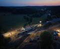Bild: Staatliches Bauamt Amberg-Sulzbach
Wenn es dunkel wird, leuchten Scheinwerfer die Baustelle aus. Die Arbeiten an der neuen Flembachbrücke laufen auf Hochtouren.