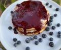 Bild: Michael Schiffer
Das sieht nicht nur gut aus: Buttermilchpfannkuchen mit Blaubeersauce.