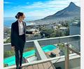 Bild: Letizia-Clara Müller
Die frischgebackene Tourismusmanagement-Fachfrau Letizia-Clara Müller setzt ihre in Wiesau erworbenen Kenntnisse in Kapstadt um. Im Hintergrund der 669 Meter Hohe Lion's Head und der Atlantik.