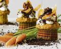 Bild: Jan C. Brettschneider/DK Verlag/dpa
Möhren bringen im Rohzustand schon eine eigene Süße mit. Daher schmecken die Möhren-Mascarpone-Cupcakes von Christian Hümbs süßer als man vermutet. Dekoriert hat sie der „Das große Backen“-Juror mit Schokoladen-Sand und gehobelten Möhren.