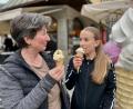 Bild: Gabi Schönberger
Für Silke und ihre Tochter Sarah läuft die Eis-Saison schon. Die beiden genießen vor dem Eiscafé Dolce Vita in Weiden Eis in der Waffel.