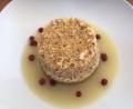Bild: Michael Schiffer
Das Nuss-Soufflé wird mit Apfelsauce serviert. Als kleine Farbtupfer kommen Preiselbeeren dazu.