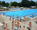 Bild: Josef Rosner
50. Jubiläum feiert heuer das Mitterteicher Freibad. Zu diesem Anlass hat sich die Stadt für Samstag, 22. August, etwas Besonderes einfallen lassen, wenn von 14 bis 18 Uhr das Zephyrus Discoteam zu Gast sein und Partystimmung verbreitet wird. Der Eintritt ist dann frei.