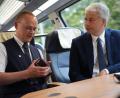 Bild: Marcus Brandt/dpa
Kleine Videokameras sollen den Schutz für Zugbegleiter erhöhen.