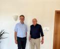 Bild: Simone Rebler
Bürgermeister Reiner Wiedenbauer (links) gratulierte Adolf Aschenbrenner zum 80. Geburtstag.