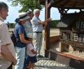 Bild: Josef Rosner
Das einstige Tillenschutzhaus als Modell gab es im Garten zu bestaunen, Erbauer Willi ZIntl (rechts) wusste dazu viele Details.