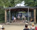 Bild: Martin Gollwitzer
Die Oberpfälzer Spaß-Band Barbari Bavarii auf der Bühne der Volksmusik-Serenade, die dieses Jahr "moderner" konzipiert wurde, um auch jüngeres Publikum anzusprechen.