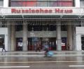 Bild: Jörg Carstensen/dpa
Das Russische Haus in Berlin ist immer wieder Anlass für Debatten. (Archivbild)