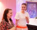 Bild: Robert Dotzauer
Ein Prosit auf die Liebe: Das Duo Herztöne mit Mezzosopran Nicole Glamsch (rechts) und Jeanne Vogt am Klavier beleuchtete bei einem szenischen Liederabend in Speinshart "Frauenliebe und Leben".