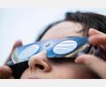 Bild: Marijan Murat/dpa
Sicher zur Sonnenfinsternis: Eine spezielle „SoFi-Brille“ schützt die Augen vor gefährlichem Sonnenlicht. (Symbolbild)