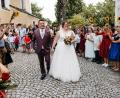 Bild: easyandflow
Das Brautpaar Christian Mösbauer und Doris Drexler inmitten der Gratulanten vor der Hiltersrieder Kirche.
