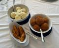 Bild: Gerhard Scheuenstuhl
Aprikosenknödel mit Reibquark. Aus dem restlichen Kartoffelteig formt die Köchin "Stoppala".
