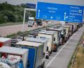 Bild: Jan Woitas/dpa
Güter auf die Straße heißt es wegen des Niedigwassers kurzzeitig auch in Bayern. (Symbolbild).