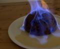 Bild: Michael Schiffer
Mit leicht angewärmtem Rum wird der Plumpudding übergossen, angezündet und brennend serviert.