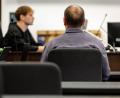 Bild: Daniel Karmann/dpa
Die Generalstaatsanwaltschaft wirft dem 53-Jährigen aus Mittelfranken (Rückansicht) 95 Taten vor.