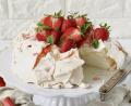 Bild: Verena Pelikan/Sweets Lifestyle/dpa
Die weiße Baiser-Wolke der Pavlova erinnert in der Tat an ein Ballettröckchen.