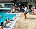 Bild: Norbert Weis
Demonstration beim diesjährigen Freibadfest: ein Mitglied der Wasserwacht am Beckenrand, mit einer langen Leine in der Hand, rettet mit Hilfe eines Wurfsacks einen erschöpften Schwimmer.