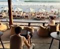 Bild: Carola Frentzen/dpa
Am Strand von Canggu wird morgens gesurft und dann im Café gearbeitet.