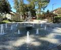 Archivbild: Clarissa Legl, Stadt Schwandorf
Der „Pocket Park“ in der Schwandorfer Kreuzbergallee. Mit Springbrunnen und Flächenentsiegelung versucht die Stadt für Abkühlung zu sorgen.