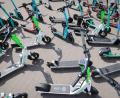Bild: Christian Charisius/dpa/dpa-tmn
Auch wenn es sich in Großstädten nicht unbedingt so anfühlt: Die Zahl der zur Miete angebotenen E-Scooter ist zuletzt gesunken. (Archivbild)