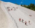 Archivbild: Gerd Huster
Der Aufstieg ist schweißtreibend, das Hinunterlaufen barfuß im Sand eine Riesengaudi: Den Monte Kaolino kann man auch zu Fuß besteigen.