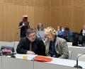 Bild: jak
Verteidiger und Rechtsanwalt Adam Zurawel berät sich beim sechsten Verhandlungstag am Weidener Landgericht mit dem Angeklagten, der versucht haben soll, sich das Millionenerbe seiner verstorbenen Partnerin zu erschleichen.