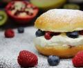 Bild: Matthias Würfl
Lecker – nicht nur in der Faschingszeit: Anja Auer macht aus Krapfen süße Burger.