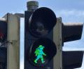 Bild: san
Ein Pfadfinder zeigt an, dass man bei Grün über die Straße gehen darf: In Sulzbach-Rosenberg hat die Stadt an der Fußgänger-Ampel bei der Kita "An der Point" ein besonderes Ampelmännchen realisiert.