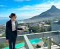 Bild: Letizia-Clara Müller
Die frischgebackene Tourismusmanagement-Fachfrau Letizia-Clara Müller setzt ihre in Wiesau erworbenen Kenntnisse in Kapstadt um. Im Hintergrund der 669 Meter Hohe Lion's Head und der Atlantik.