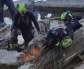 Bild: Ivan Valencia/AP/dpa
Rettungskräfte durchtrennen Trümmer bei der Suche nach Überlebenden.