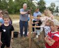 Bild: Joachim Gebhardt
Gemeinsam mit den Kindern pflanzte Landrat Richard Reisinger den neuen Apfelbaum an der Grundschule in Ebermannsdorf.