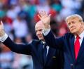 Bild: Tom Weller/dpa
Sie gelten als beste Freunde. Nun gibt Trump Infantino Rückendeckung. (Archivbild)