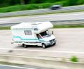 Bild: Hauke-Christian Dittrich/dpa/dpa-tmn
An einem Wohnmobil platzt ein Reifen - Unfall auf der A8 bei Günzburg. (Symbolbild)