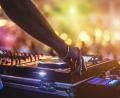 Symbolbild: DisobeyArt/stock.adobe.com
Hunderte feiernde Besucher, Musik vom DJ-Pult, Getränke – doch keine offizielle Erlaubnis. Die Polizei Neustadt/WN ermittelt wegen einer nicht genehmigten Party in Luhe.
