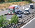 Bild: Roberto Pfeil/dpa
Lastwagen sollen Lieferungen übernehmen, die wegen des Niedrigwassers in Flüssen nicht per Schiff transportiert werden können (Symbolbild)