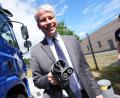 Bild: Marcus Brandt/dpa
Verkehrsminister Bilger ließ sich einen E-Lkw zeigen.