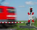 Bild: Patrick Pleul/dpa-Zentralbild/dpa
An einem Bahnübergang ist ein Zug mit einem Auto kollidiert. (Symbolbild)