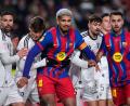 Bild: Manu Fernandez/AP/dpa
Wechselt nach Liverpool: Barcelonas bisheriger Kapitän Ronald Araujo (M). (Archivbild)