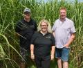 Bild: jr
Elke Gültner mit ihrem Partner Roland (rechts) und dessen Bruder Michael Schaumberger in einem Miscanthus-Feld.