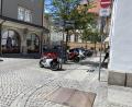 Bild: Andreas Ascherl
Am Hallplatz wachsen zwar Bäume. Aber viel mehr Autos und Motorräder. Trotzdem könnte man nach Einschätzung von Piet Gürtler hier eine schöne Grünfläche schaffen.