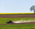 Bild: Daniel Karmann/dpa
Ein Landwirt ist bei Feldarbeiten mit seinem Traktor verunglückt. (Symbolbild)